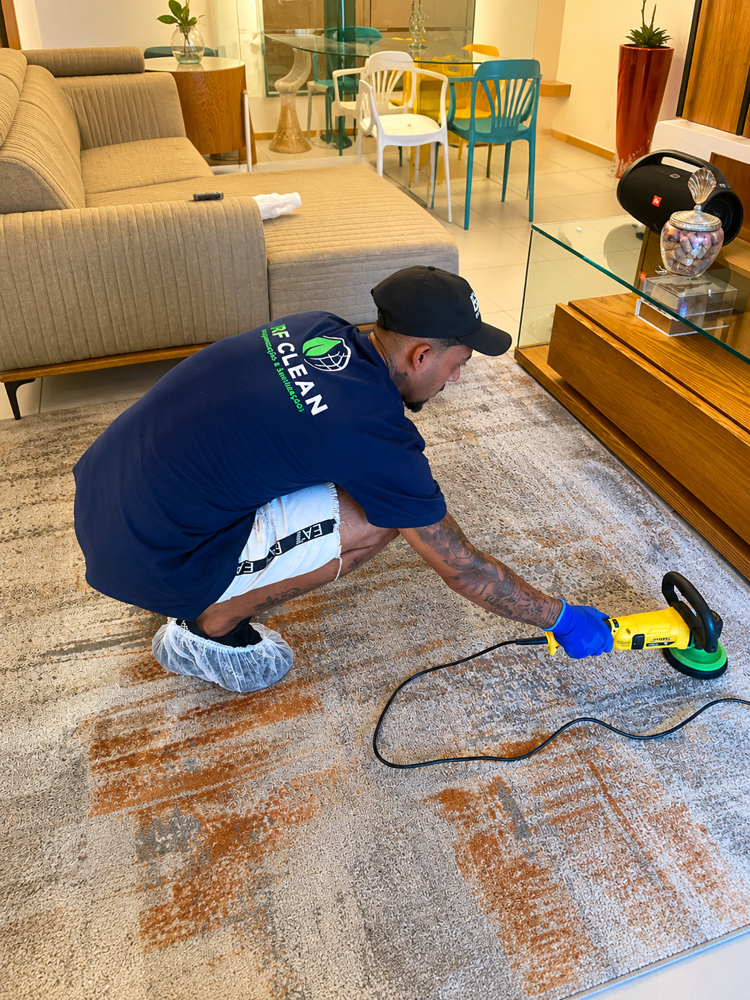 Profissional da RF Clean realizando a limpeza de um tapete